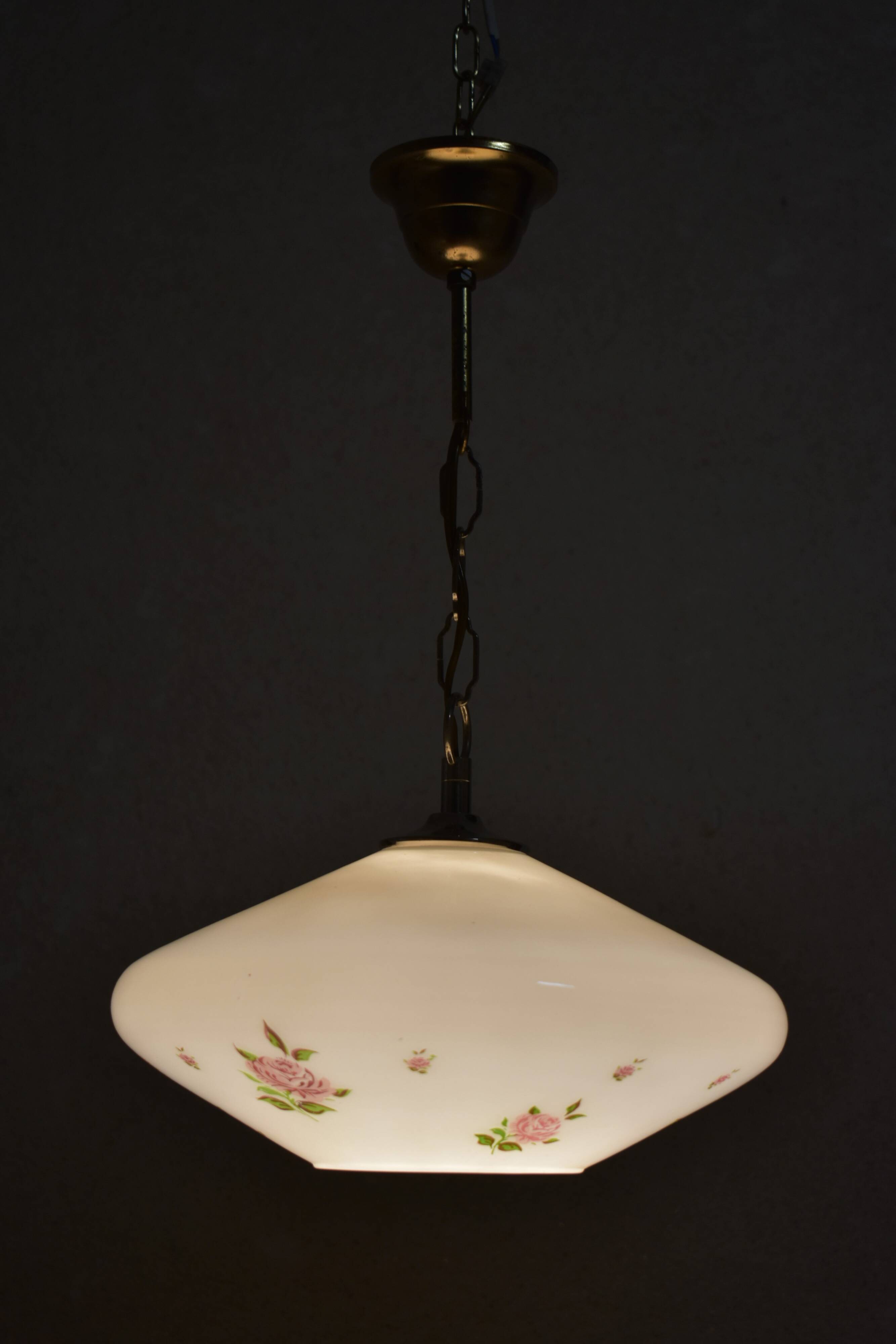 Suspension en verre blanc et motif de fleurs.