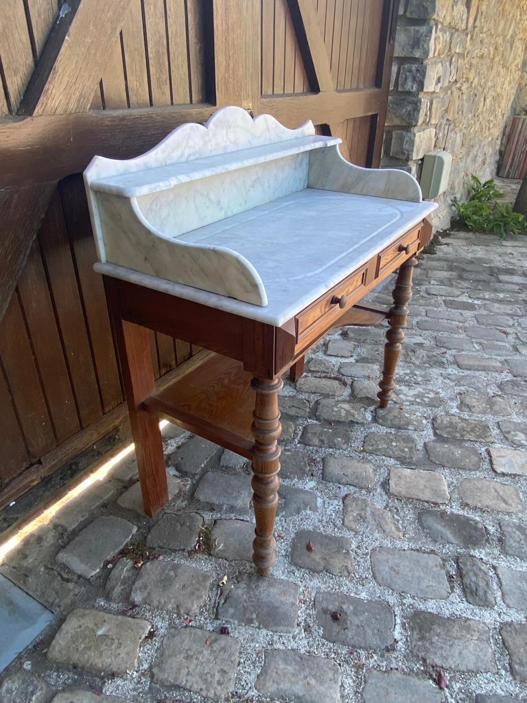 Toilet table in pitchpin and marble