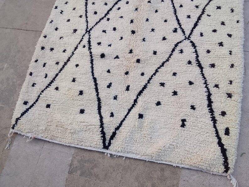 Traditional handmade Berber rug size 150 x 250 cm