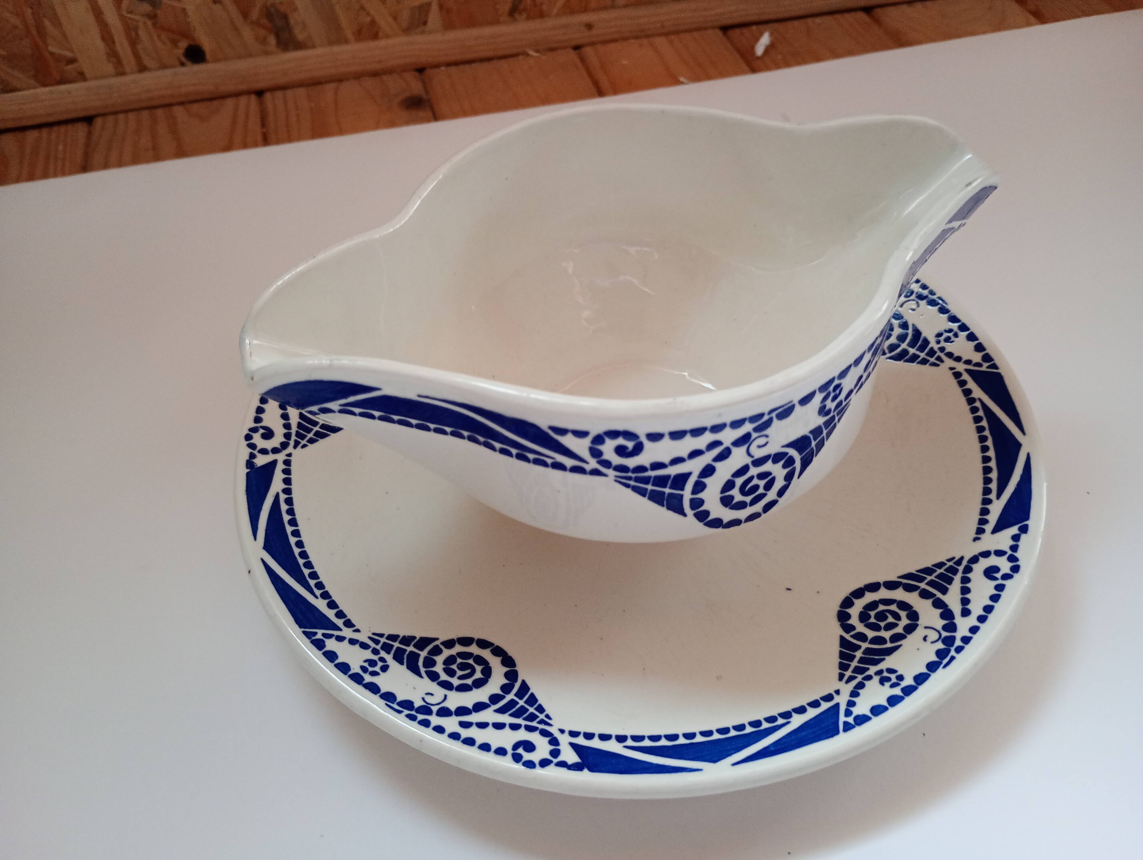 Porcelain sauce boat Moulin des Loups Orchies