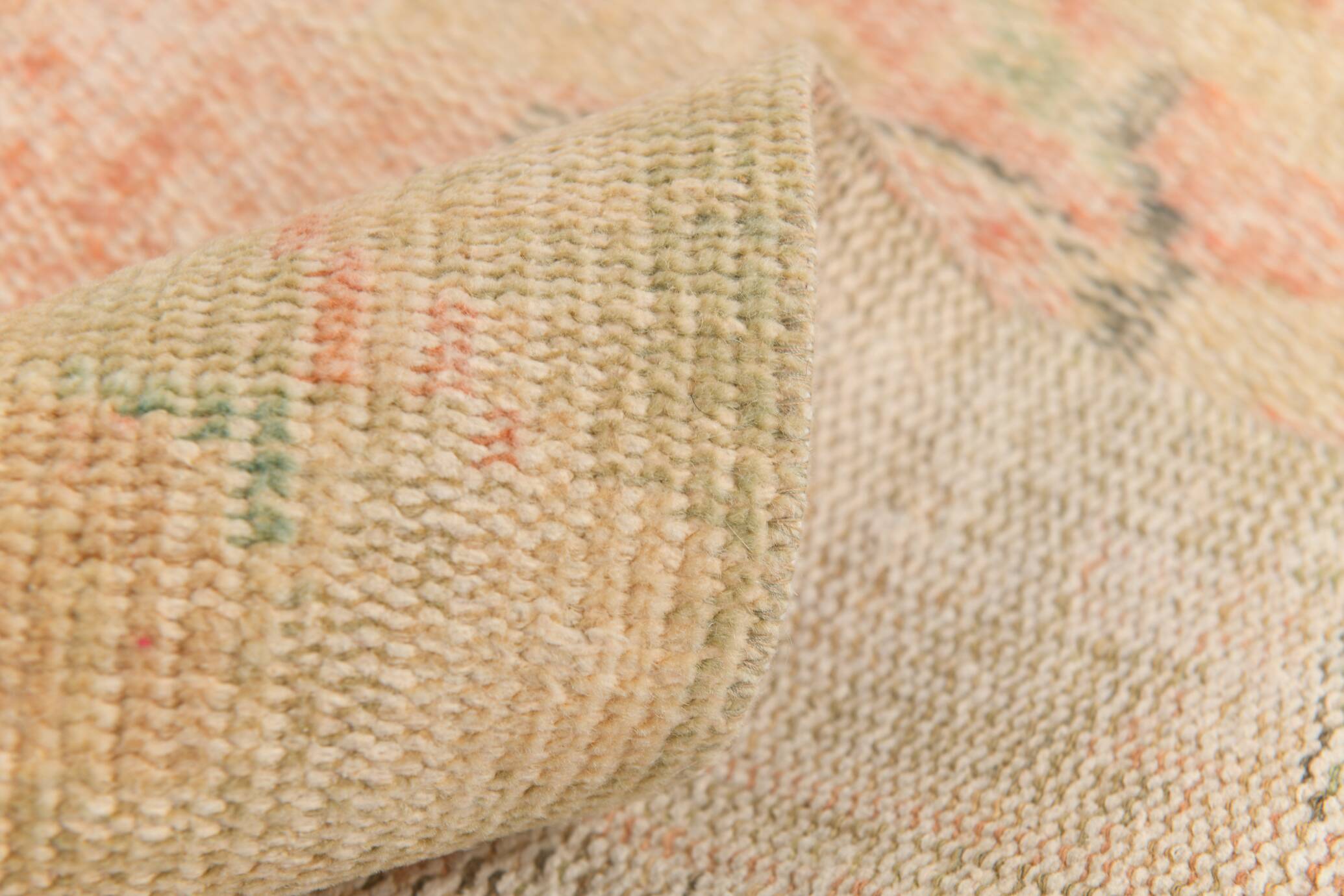 Tapis vintage oriental usé,  Rose saumon et vert pastel, style bohème