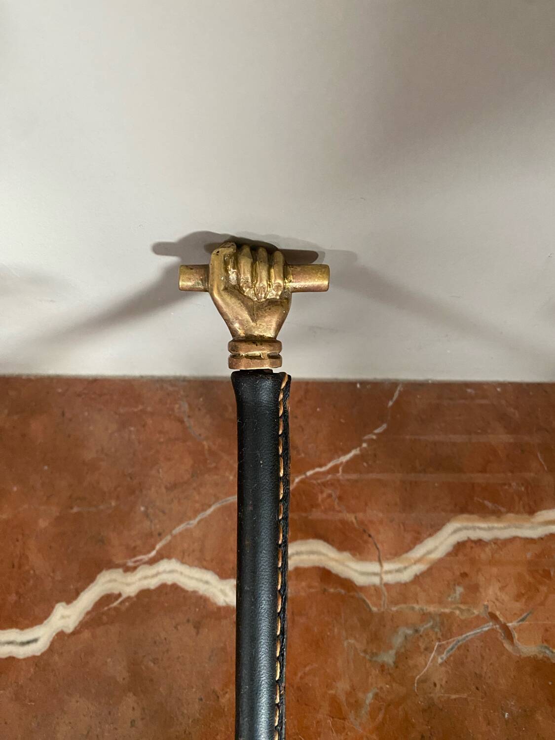 Paire de patères cuir et bronze mains