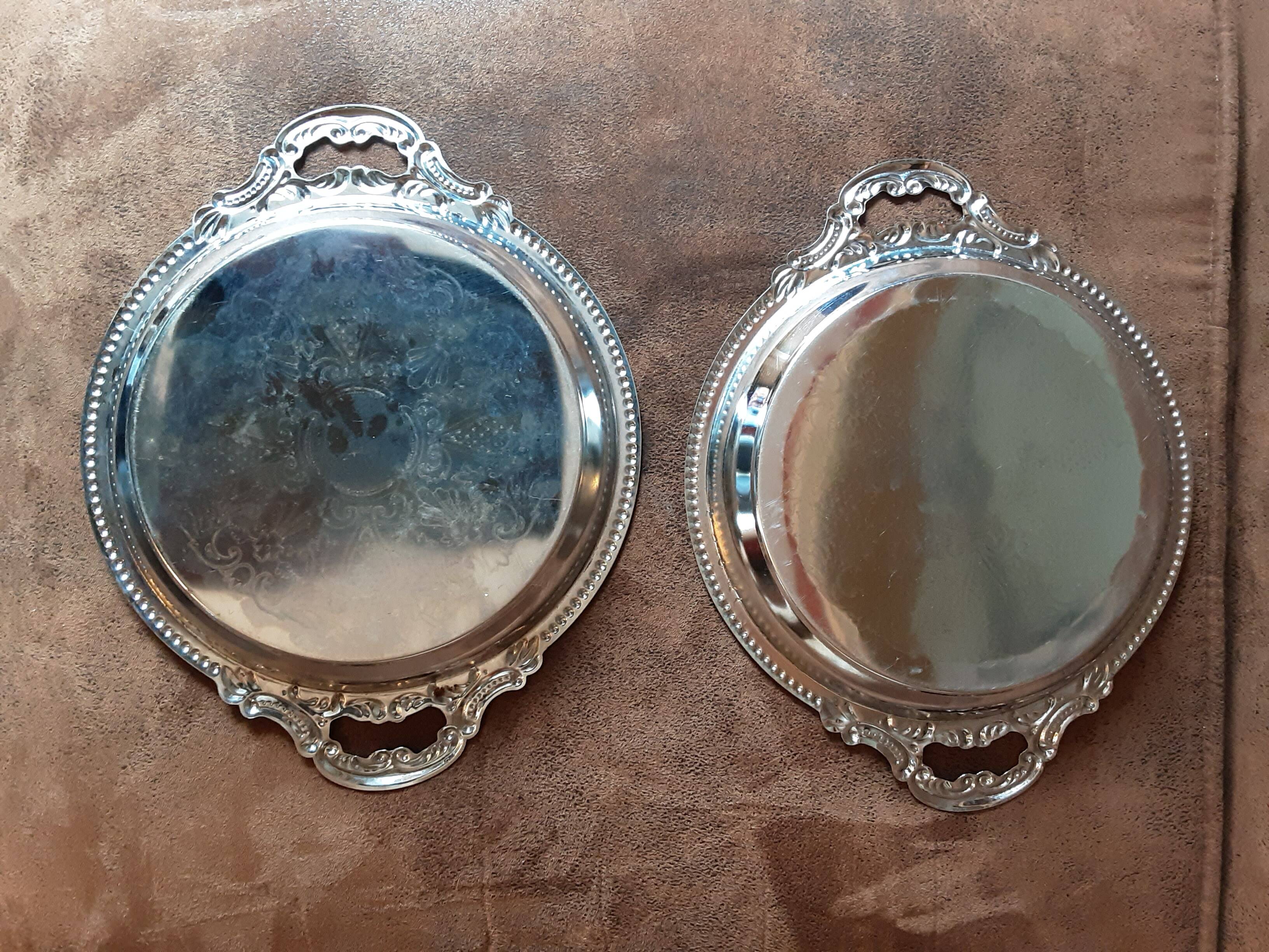 Set of 2 metal dishes