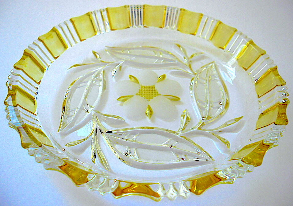 Two-tone cut glass bottle undersette
