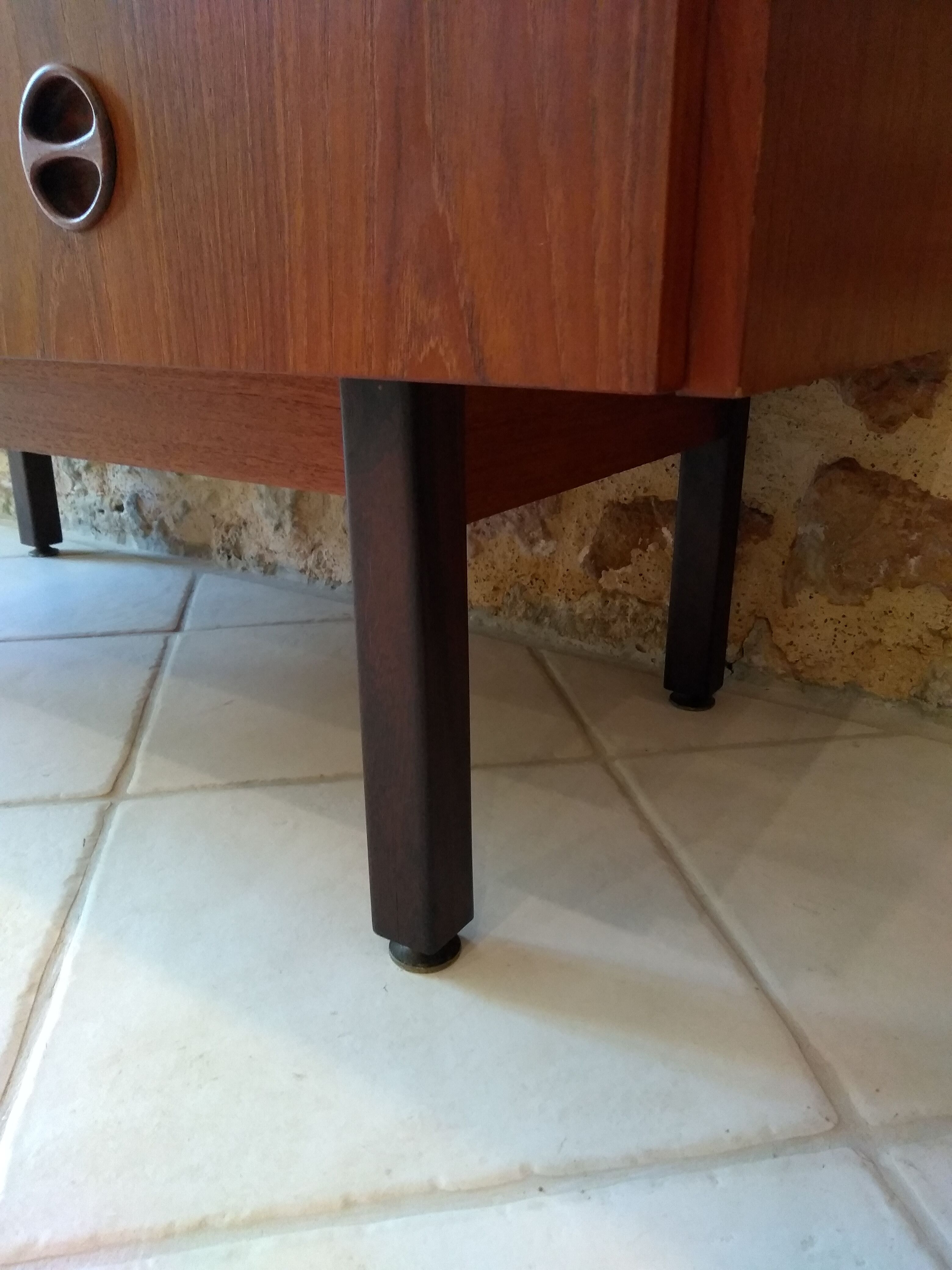 Scandinavian commodus/hairdresser