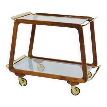 Peut inclure : Un chariot de bar moderne du milieu du siècle avec un cadre en bois foncé et deux c.
