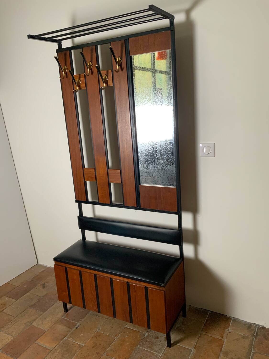 Wall-mounted coat rack