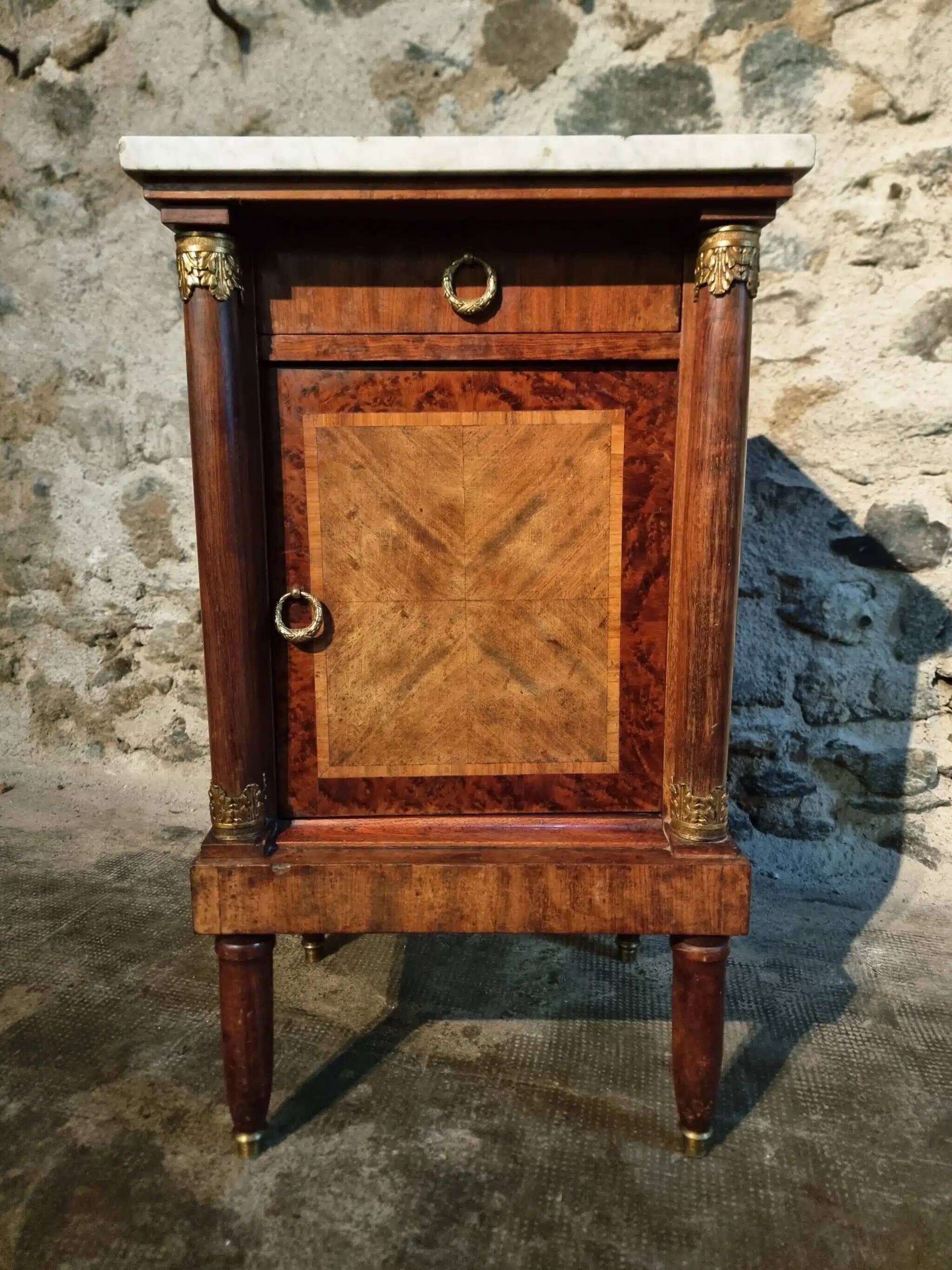 Table de chevet Empire français avec dessus en marbre