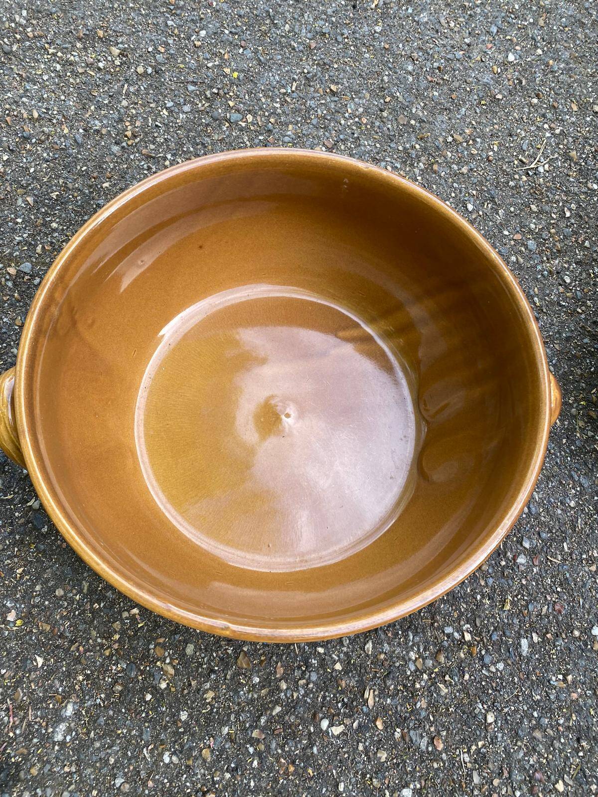 Stoneware salad bowl 3 litres with leaf design.