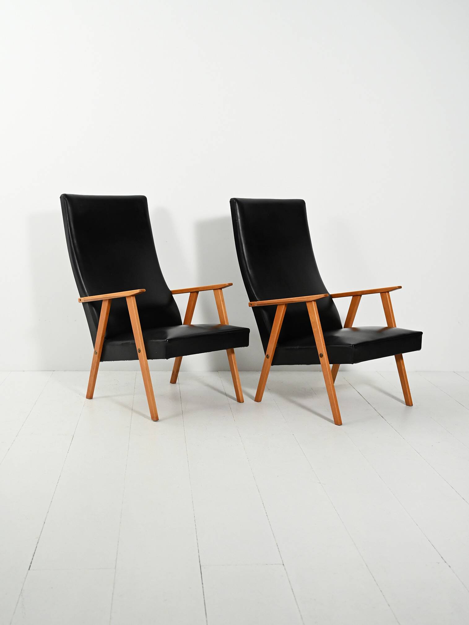 Paire de fauteuils scandinaves à dossier haut en simili cuir des années 1950-60.