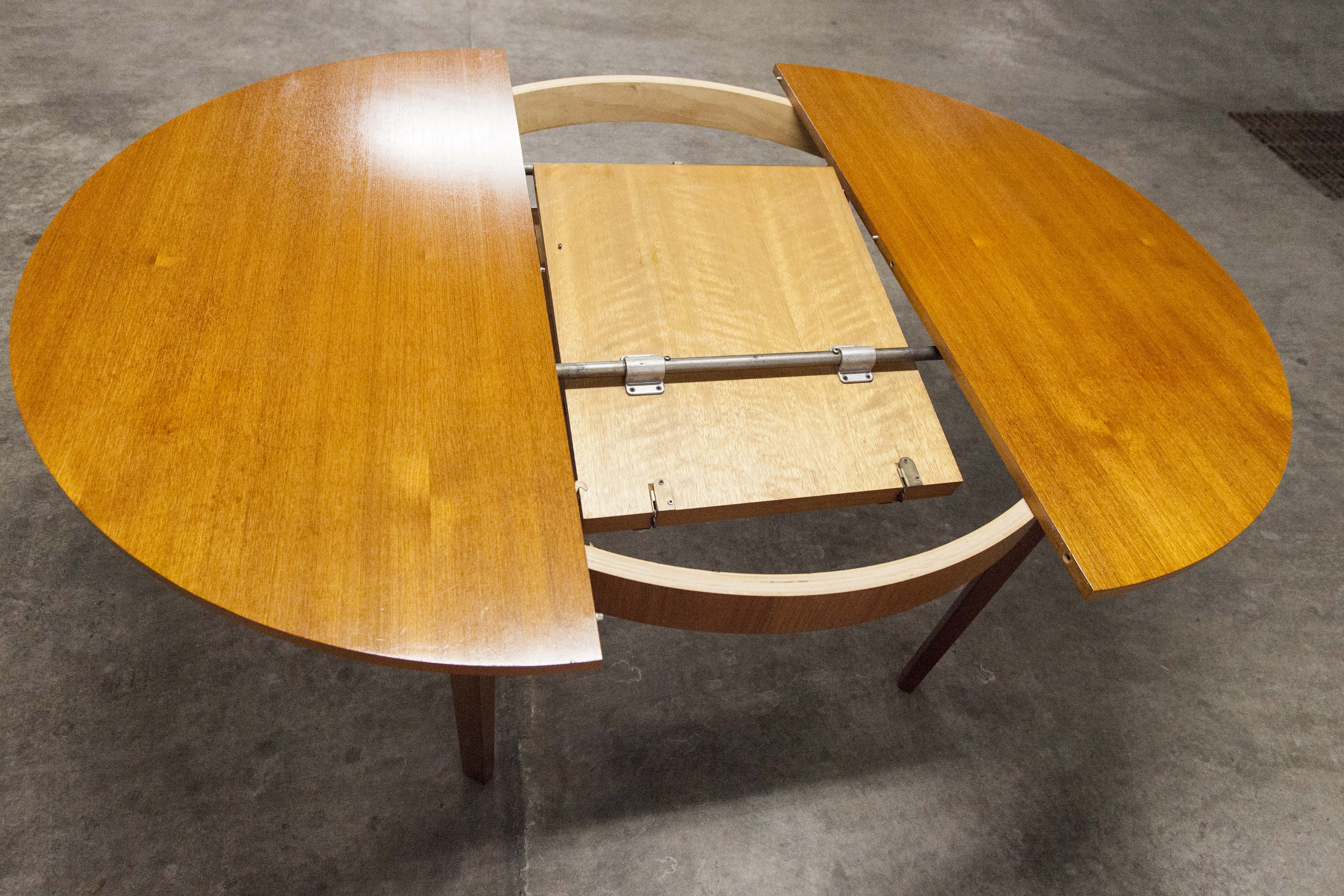 Scandinavian table in round teak with built-in extensions 1960