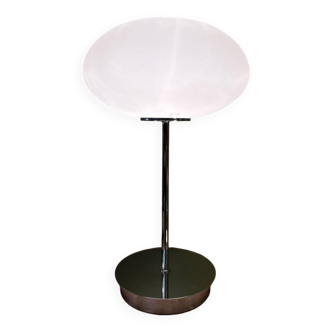 Lampe à poser avec son magnifique globe opaline 1970