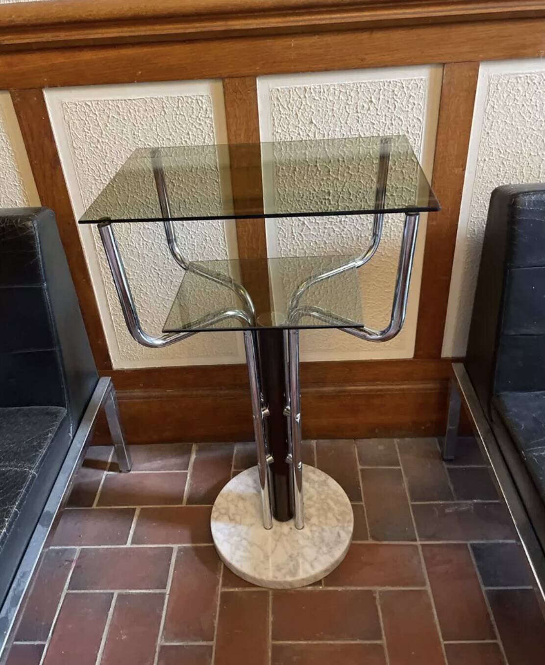 Table d’appoint métal chromé, marbre et verre fumé