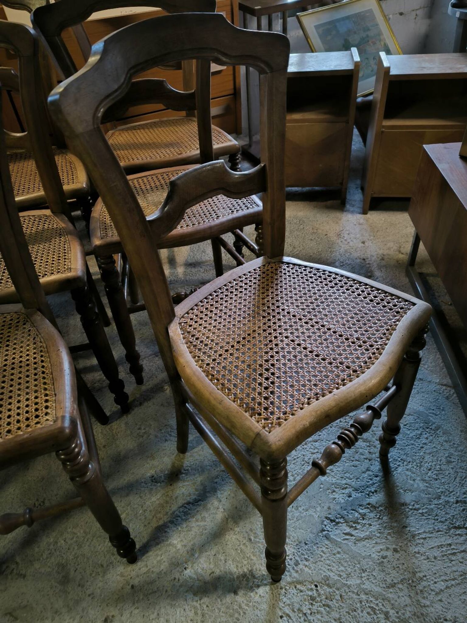 Série de 6 chaises en noyer massif et cannage vers 1870