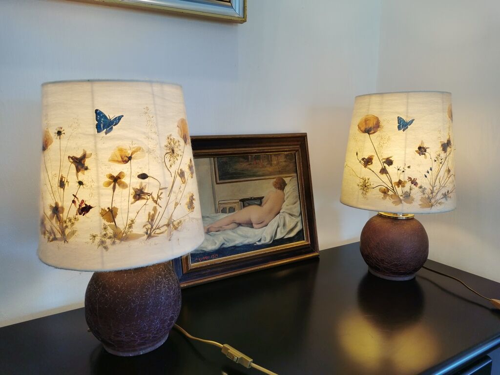 Lampe à poser en verre et abat jour en fleurs séchées.