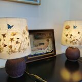 Lampe à poser en verre et abat jour en fleurs séchées.