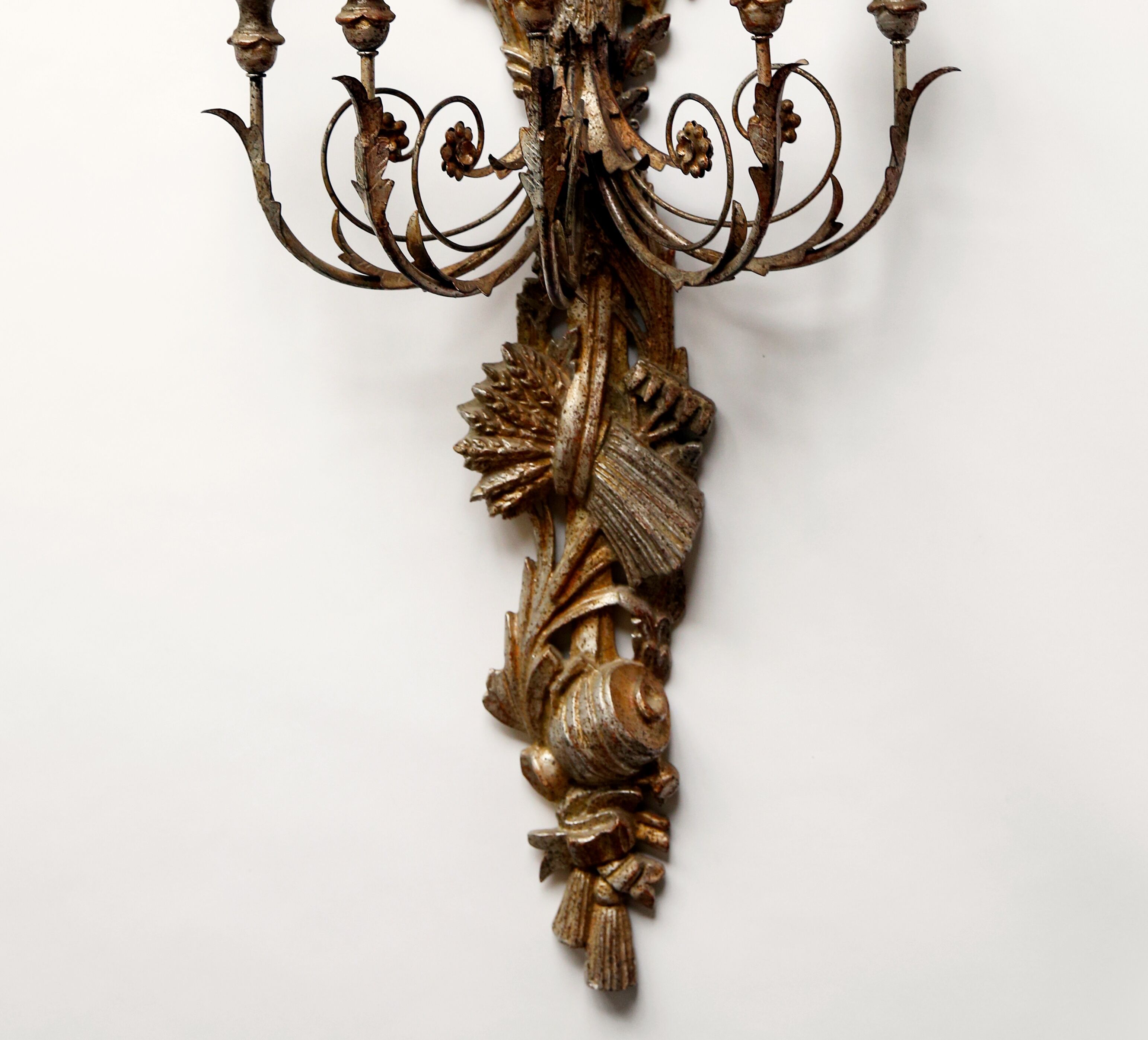 Large pair of wall light with 5 arms of light in gilded, silver and patinated wood