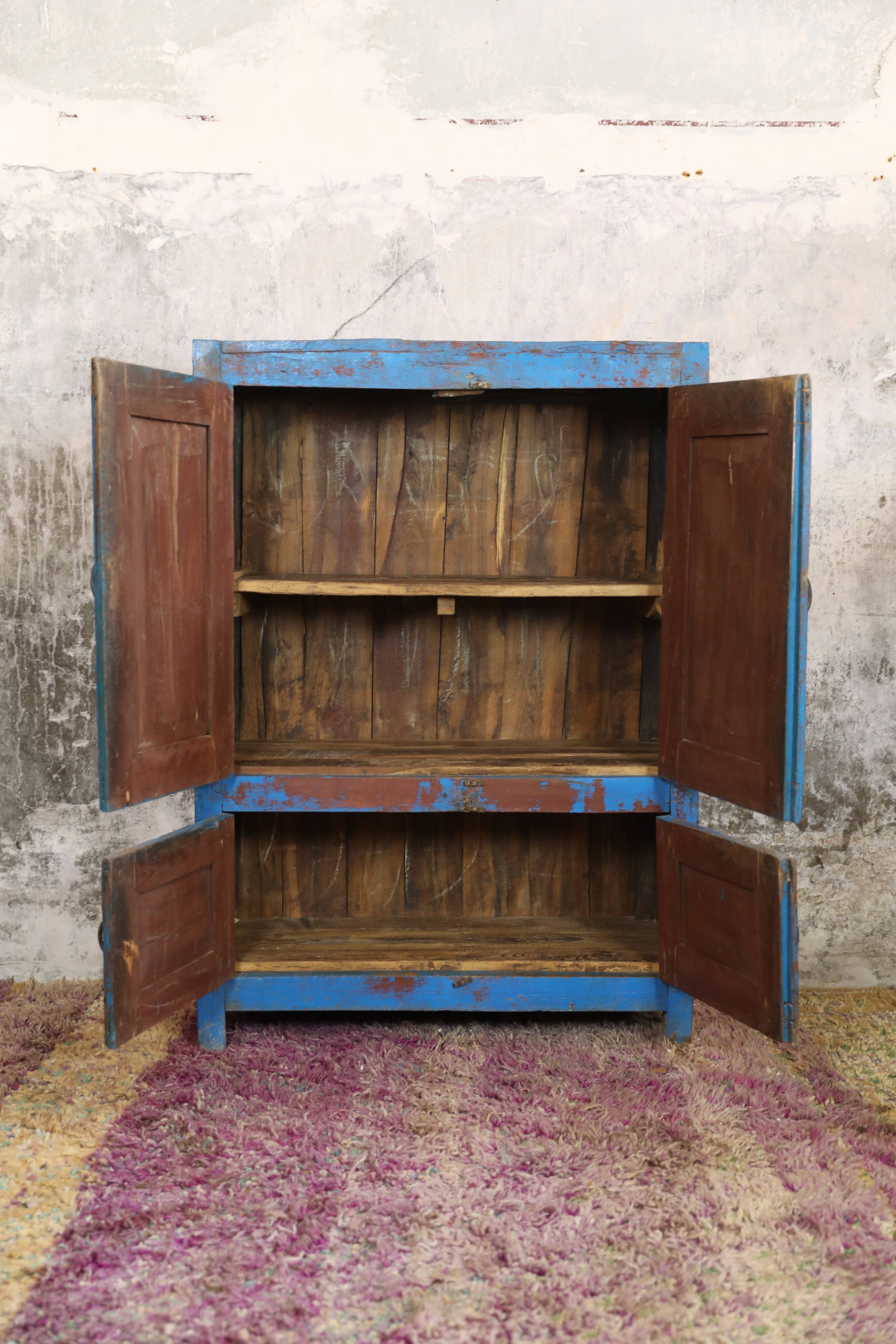 Low Indian wardrobe 4 doors 3 levels, unique room