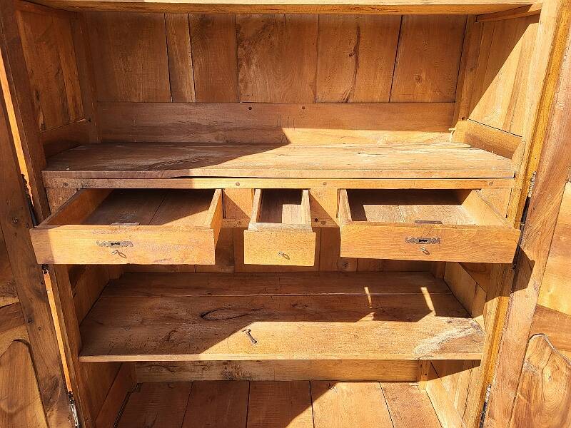 Armoire louis xv en noyer chapeau de gendarme