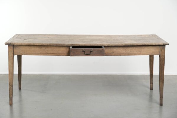 Table à manger en chêne français ancien pour 6 à 8 personnes avec un tiroir à baguette.