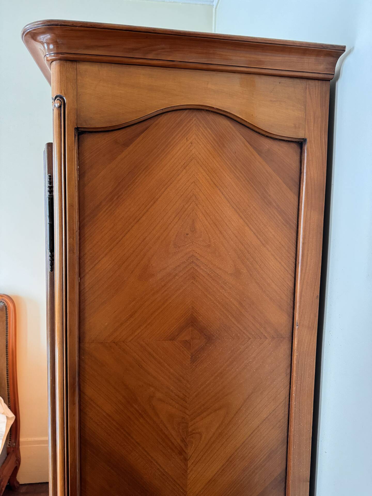 Armoire à 2 portes de style Louis XV