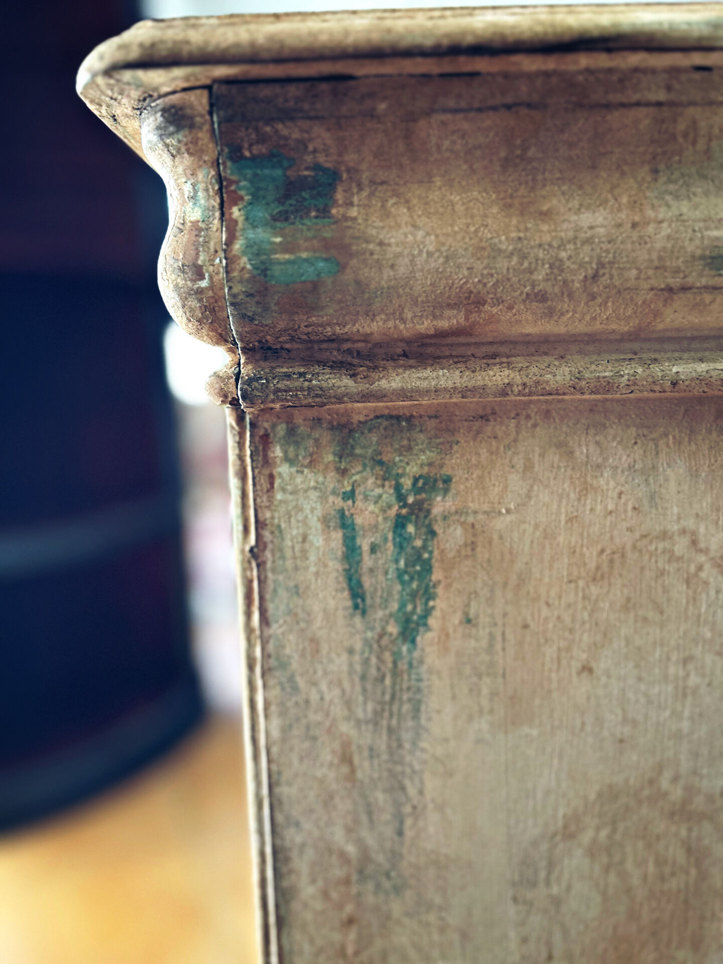 Meuble ancien Louis-Philippe à capot – patine artisanale