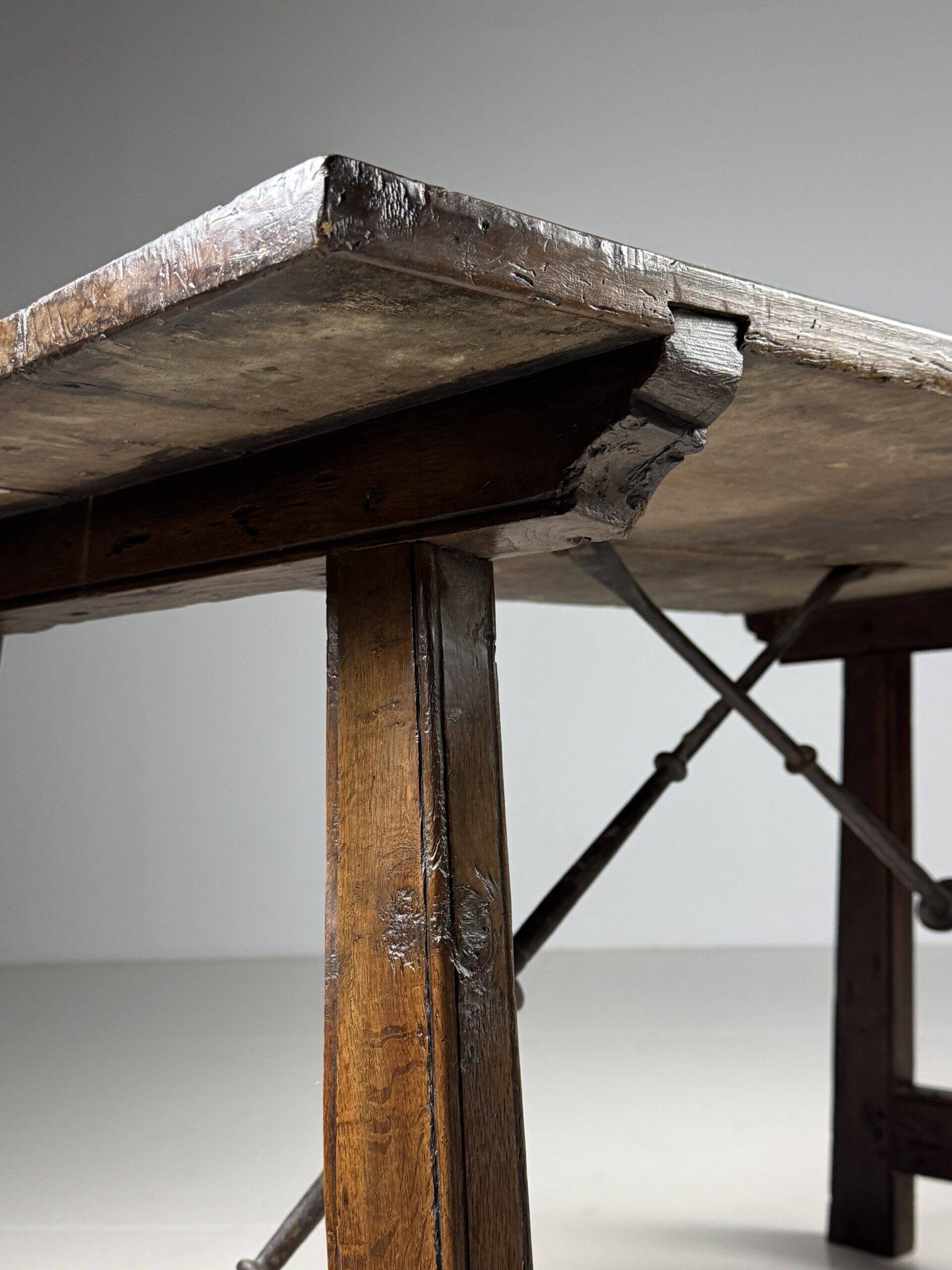 Table espagnole du XVIIIe siècle