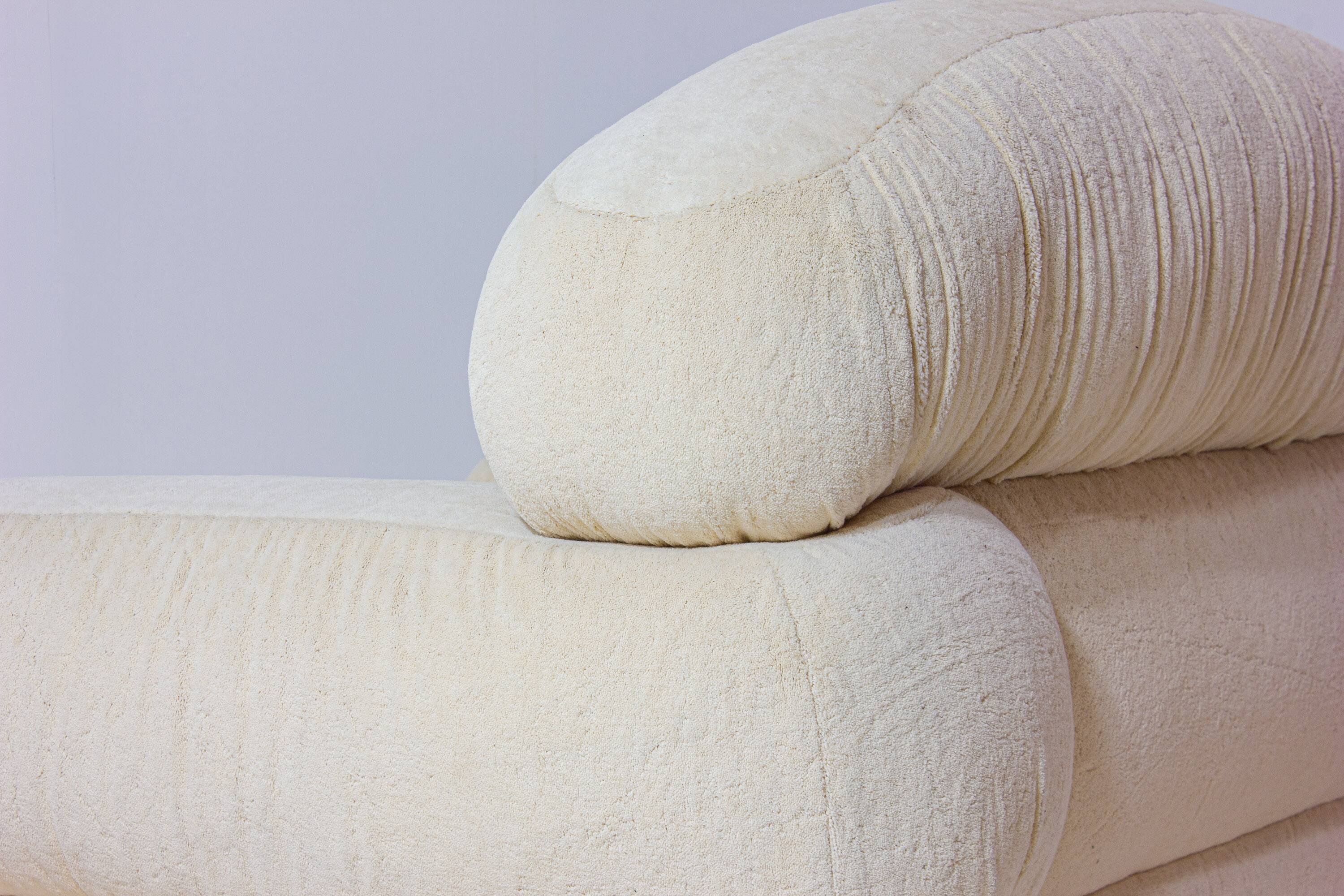 Elegant Italian lounge chairs in cream coloured fabric, 1970s