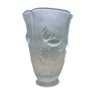 Czech Barolac vase molded by Joseph Inwald in satin glass from the 30s.