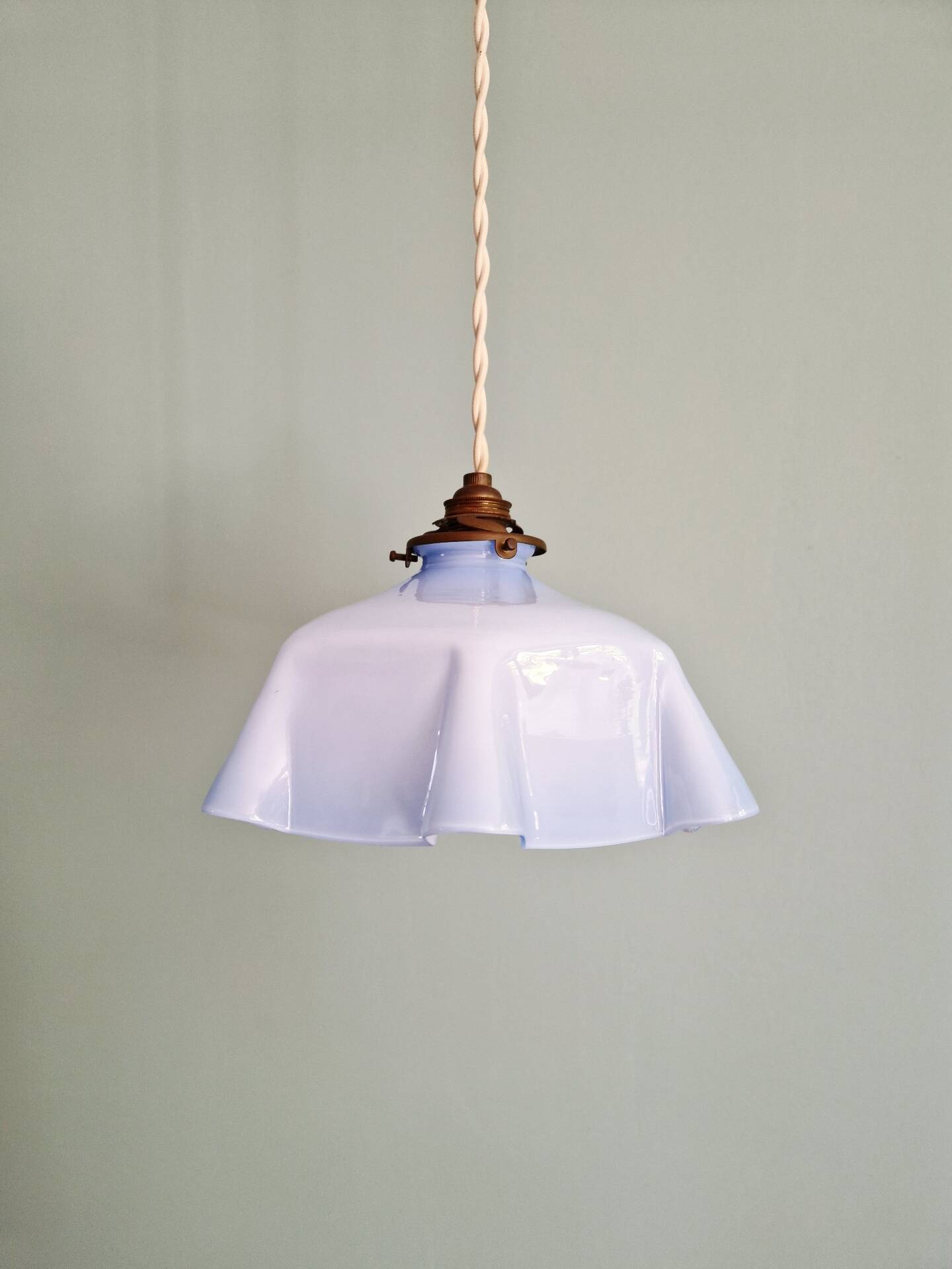 Art Deco suspension in pleated mauve opaline, 1920-30.