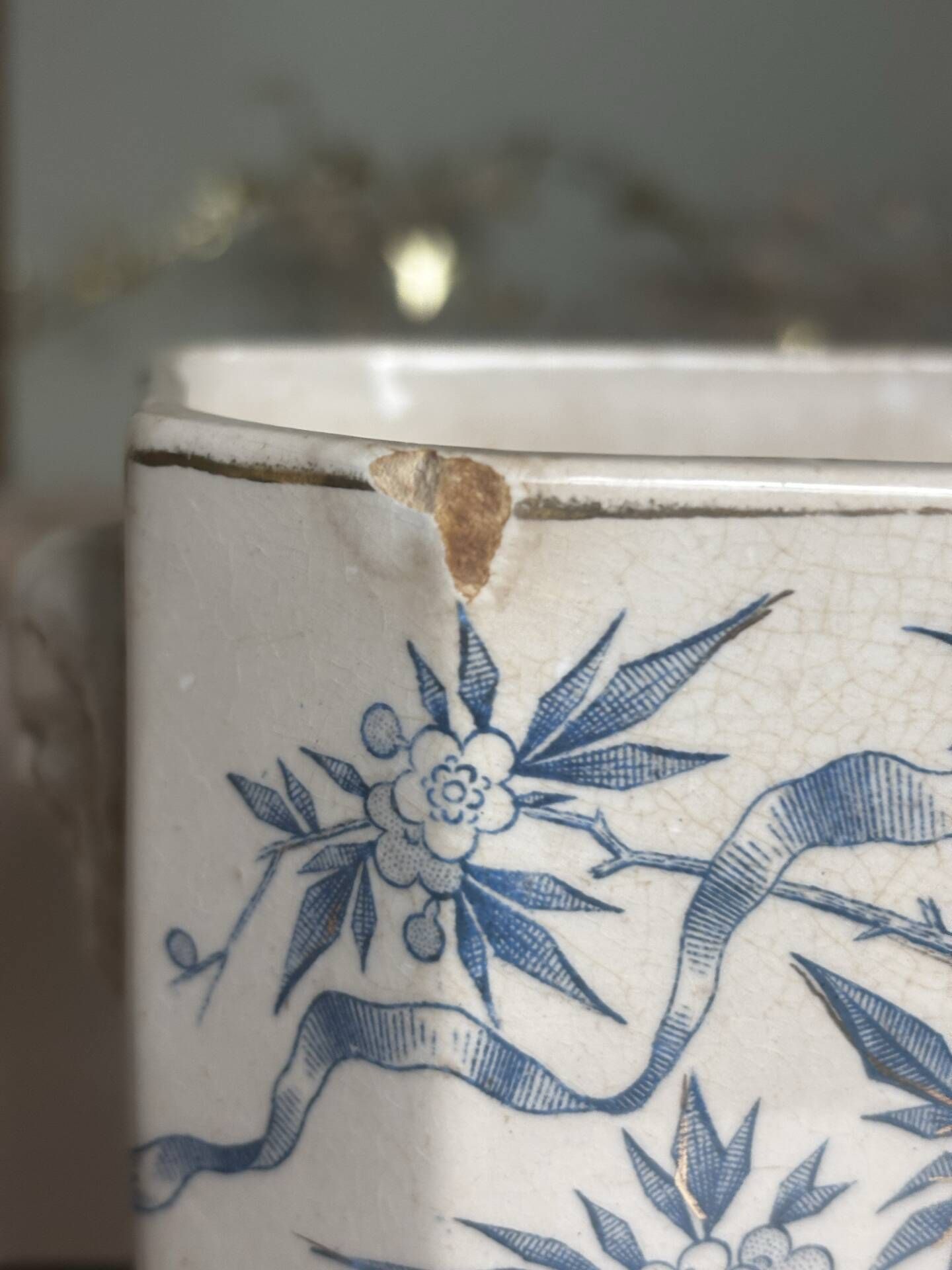 Ancienne base de sucrier faïence patinée motif floral bleu Digoin