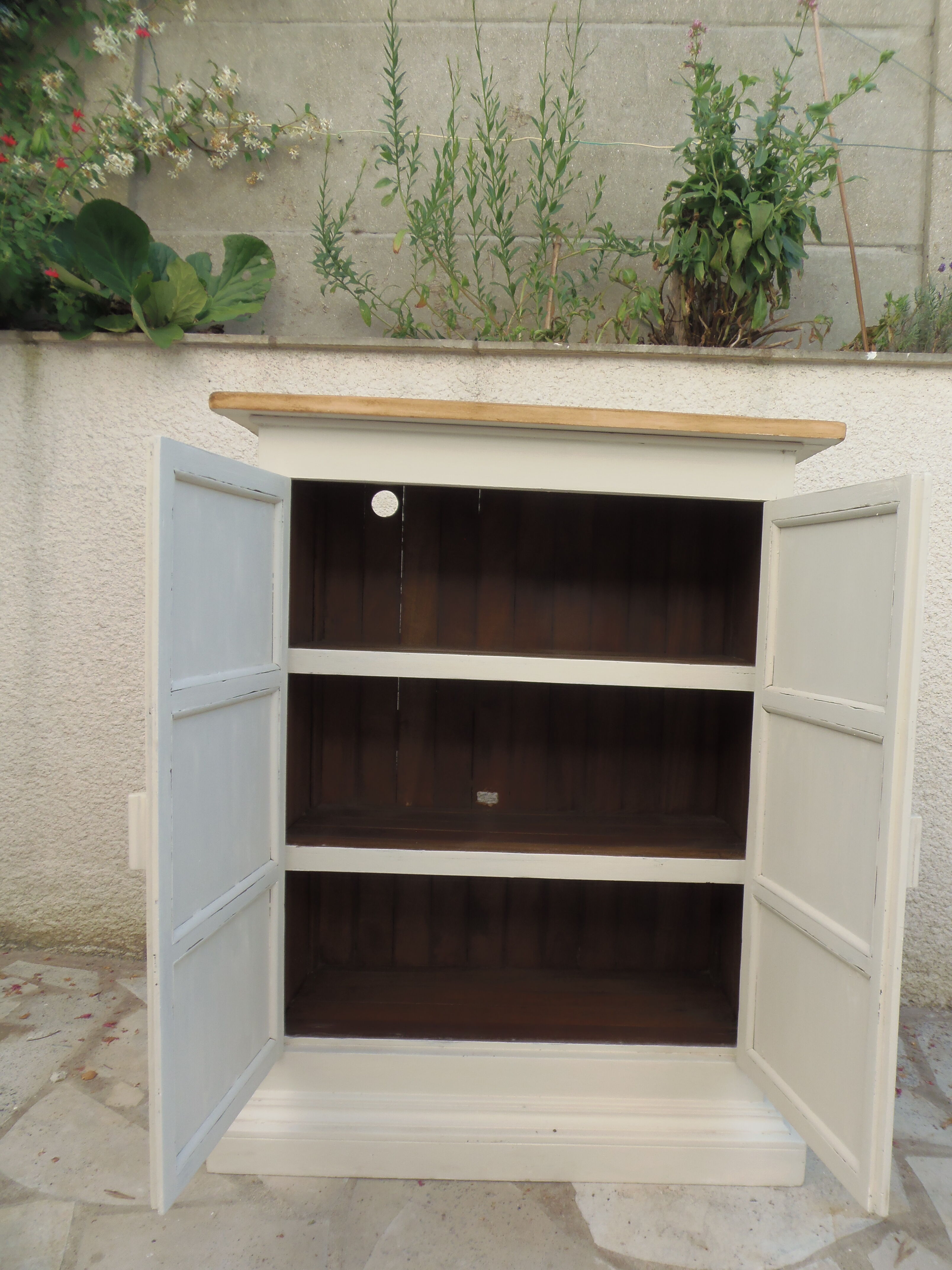 Meuble, buffet peint en beige, plateau en bois brut