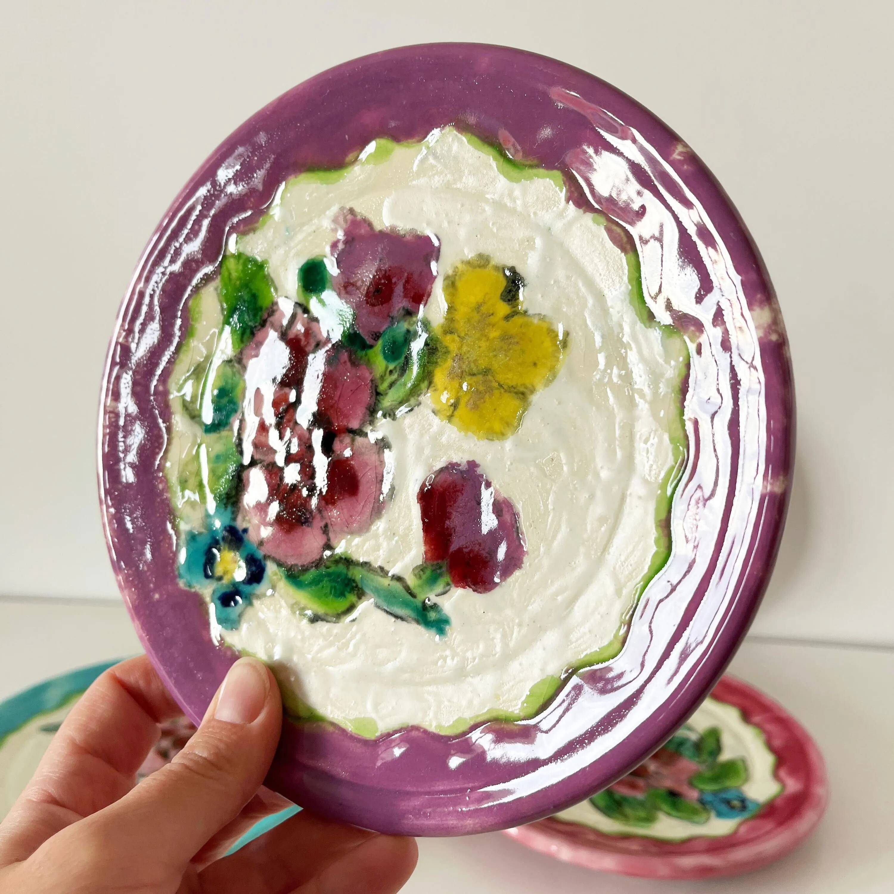 Lot de 5 assiettes en barbotine fleurs Vallauris 1950