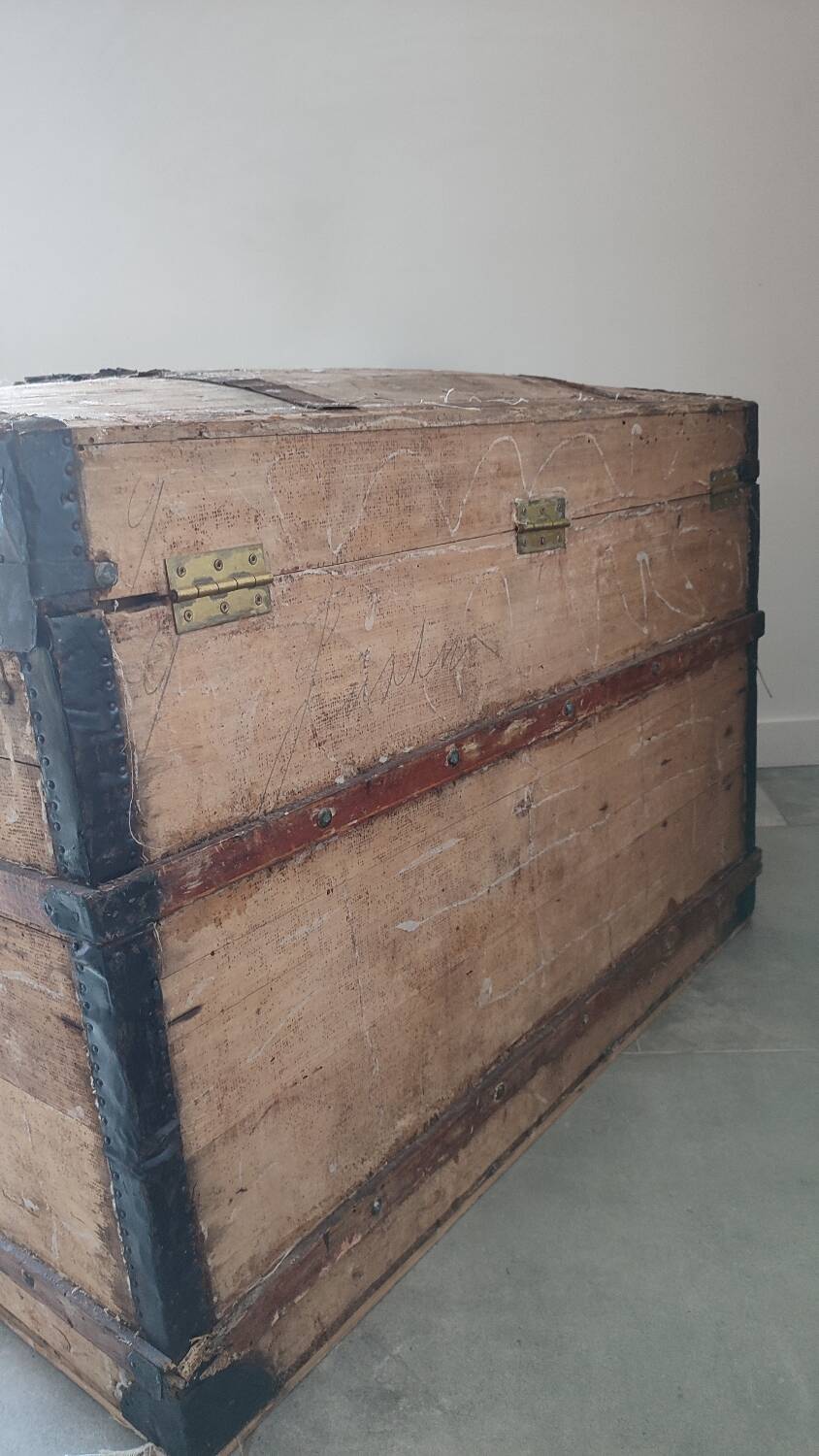 Grande malle en bois bombée