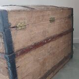 Grande malle en bois bombée