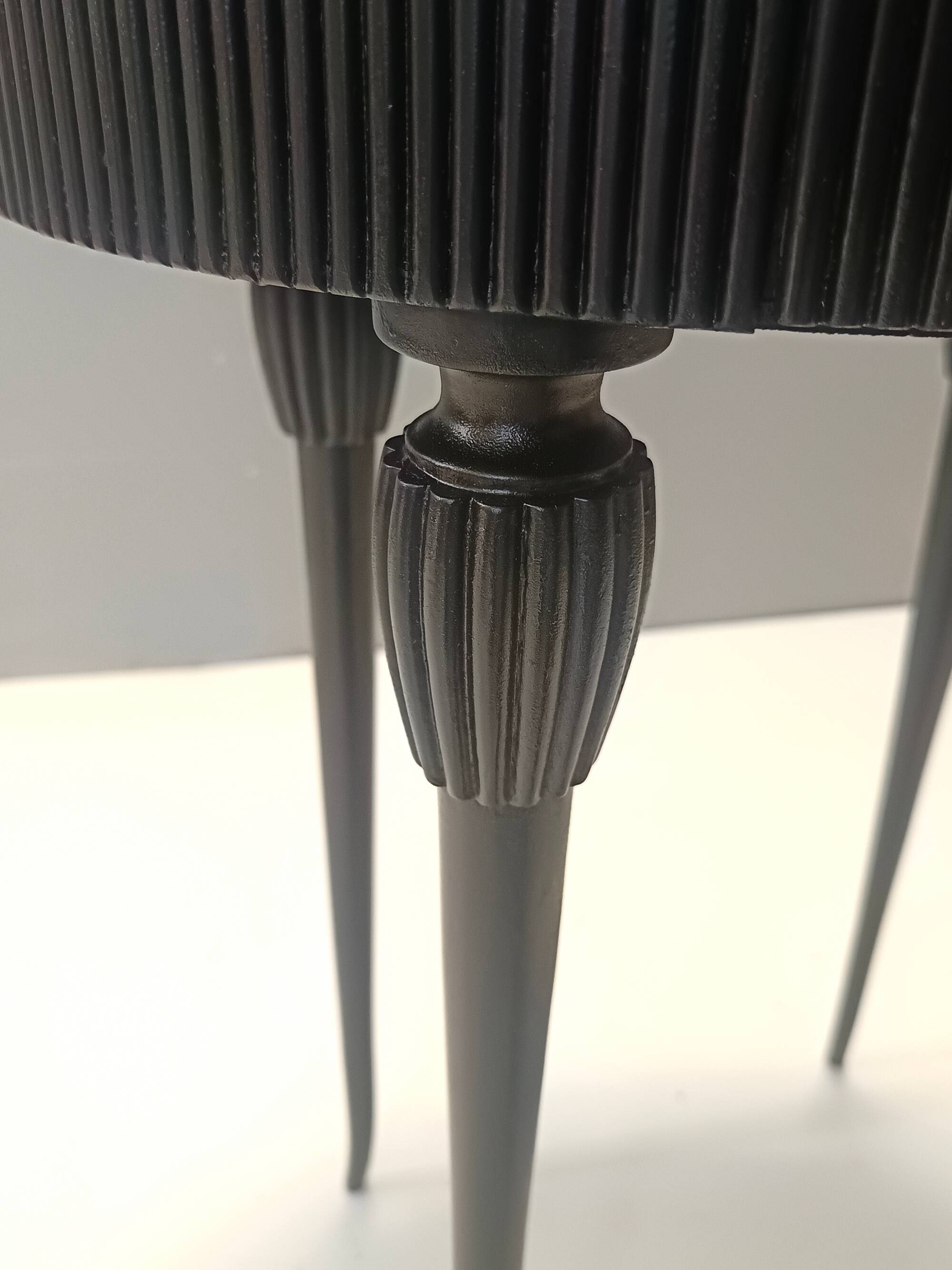 Table d'appoint, table de chevet ovale en hêtre noir ébénisé, Italie