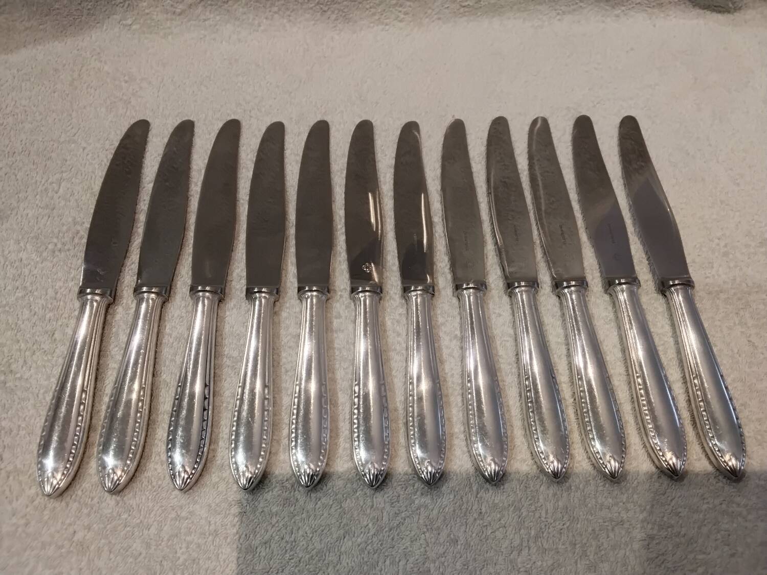 12 silver-plated metal table knives by Christofle Albatros, 24.7 cm.