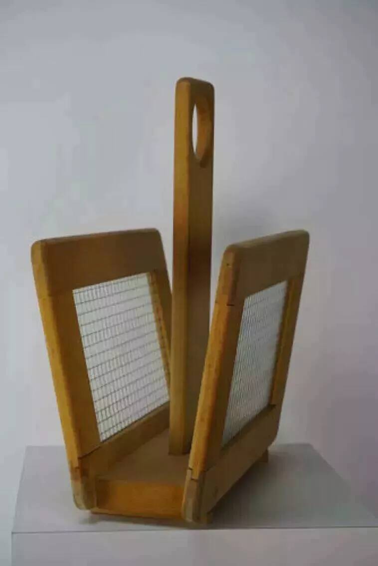 Porte-revues en bois et verre