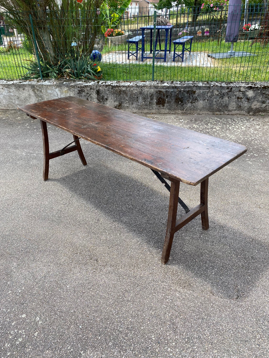 Folding brasserie table