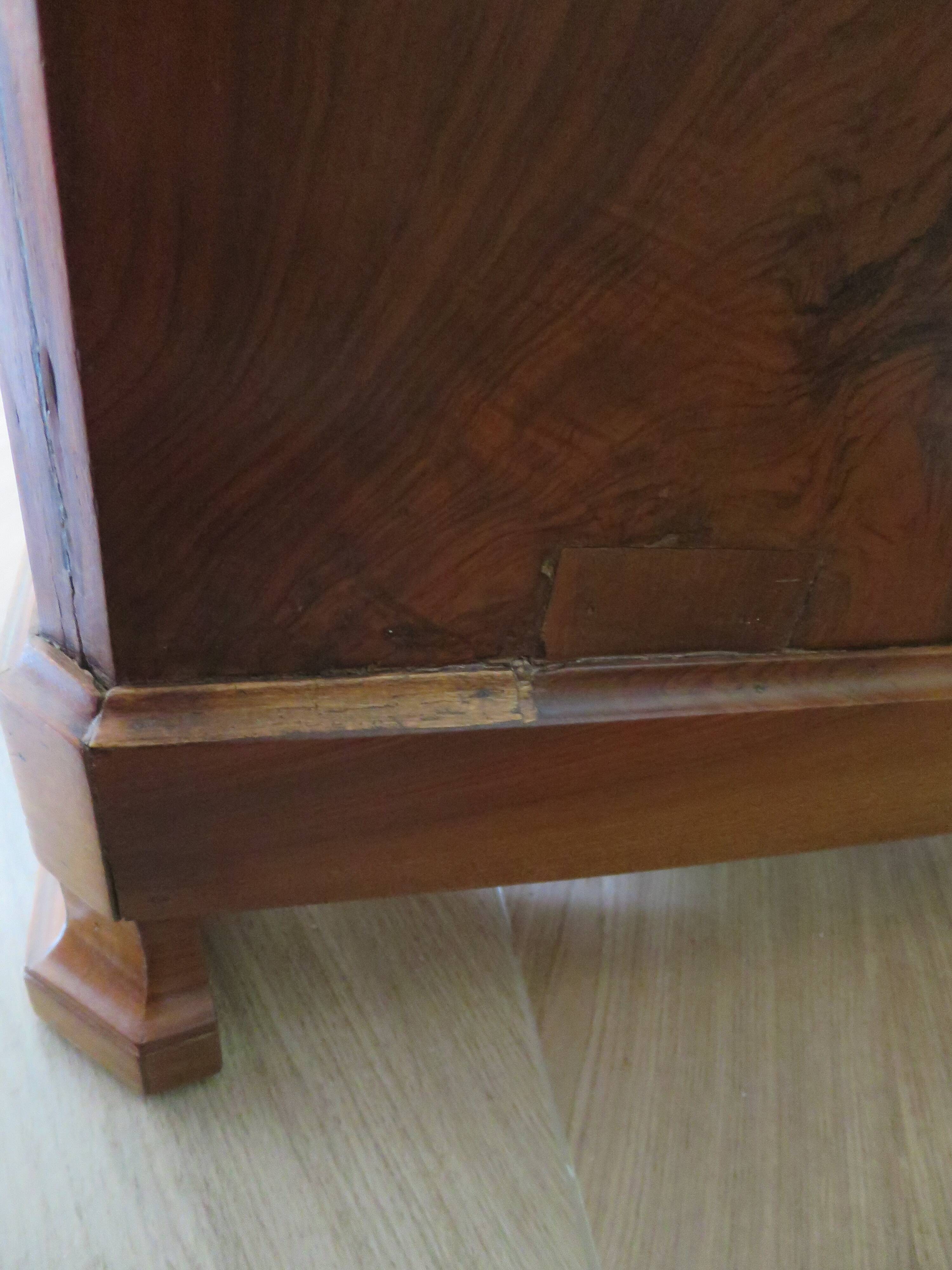 Rare - Pretty old chest of drawers with 4 drawers and 3 locks - In walnut - 1930