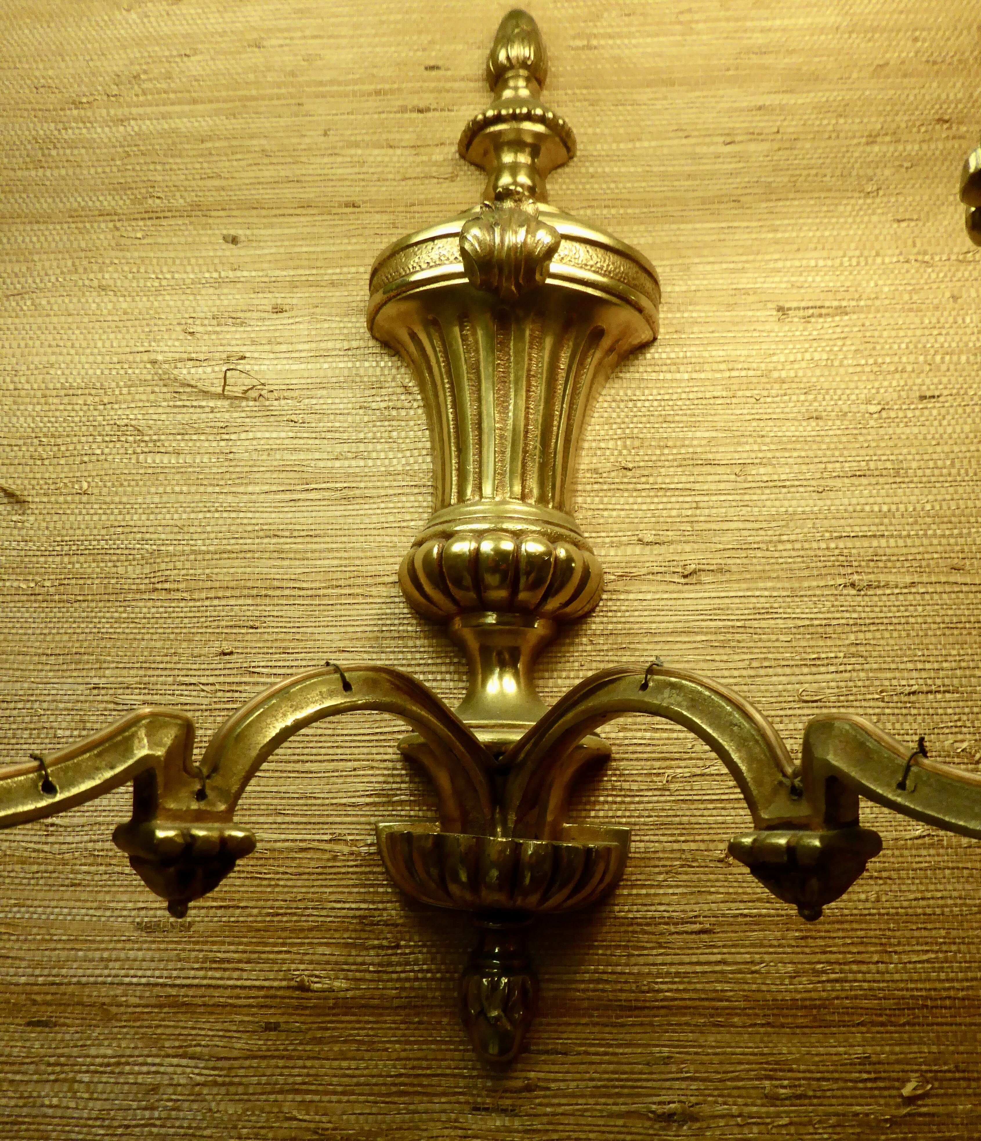 Set of 2 bronze wall lights.