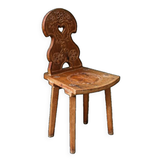 Ancienne chaise escabelle Suisse en bois sculpté
