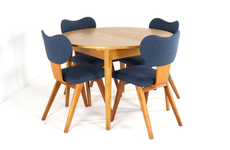 Dining set with round beech table + 4 'Heart' vintage dining chairs.