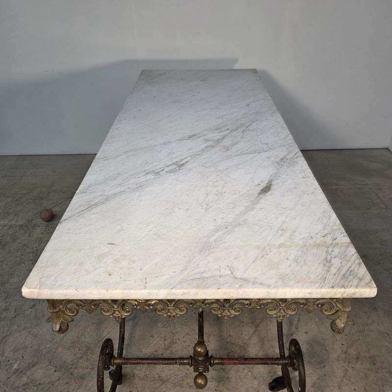 Exceptional large presentation table in cast iron from the late 19th century.