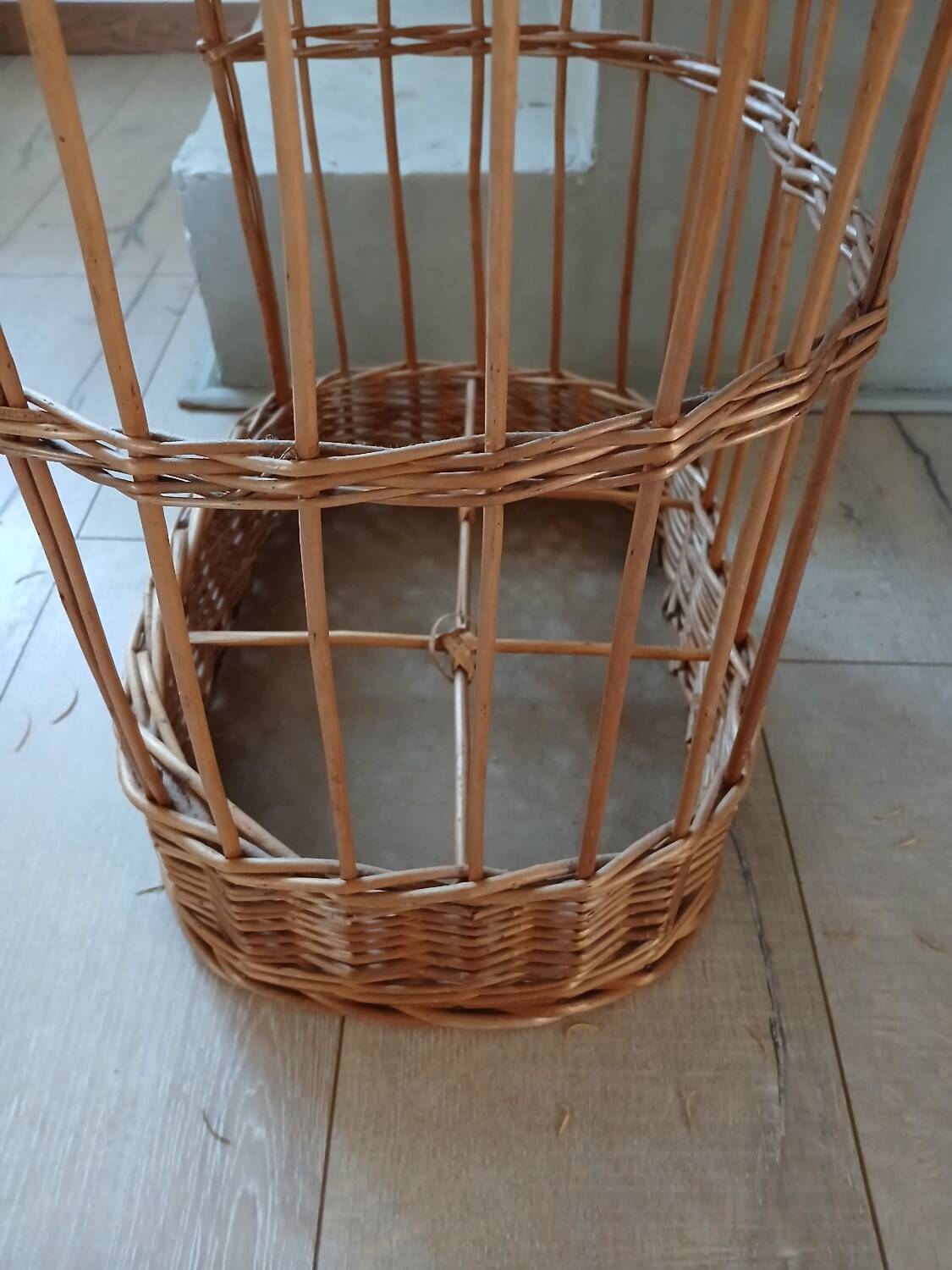 Panier porte bouteilles ancien en rotin