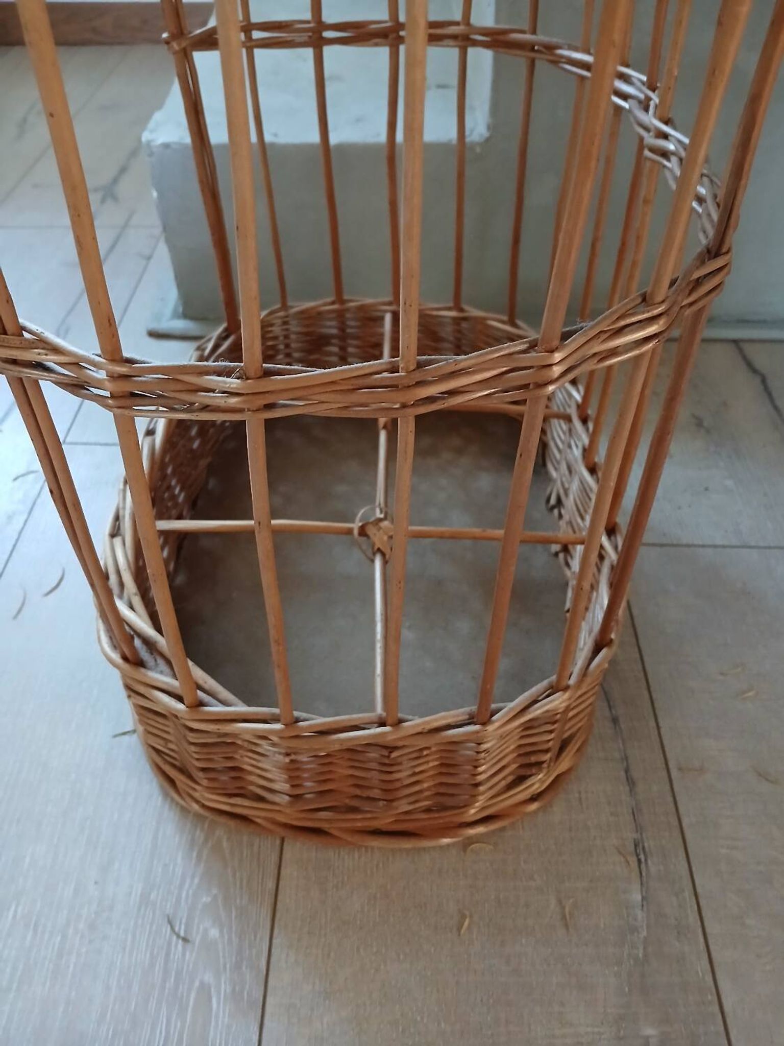 Panier porte bouteilles ancien en rotin
