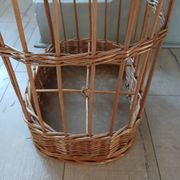 Panier porte bouteilles ancien en rotin