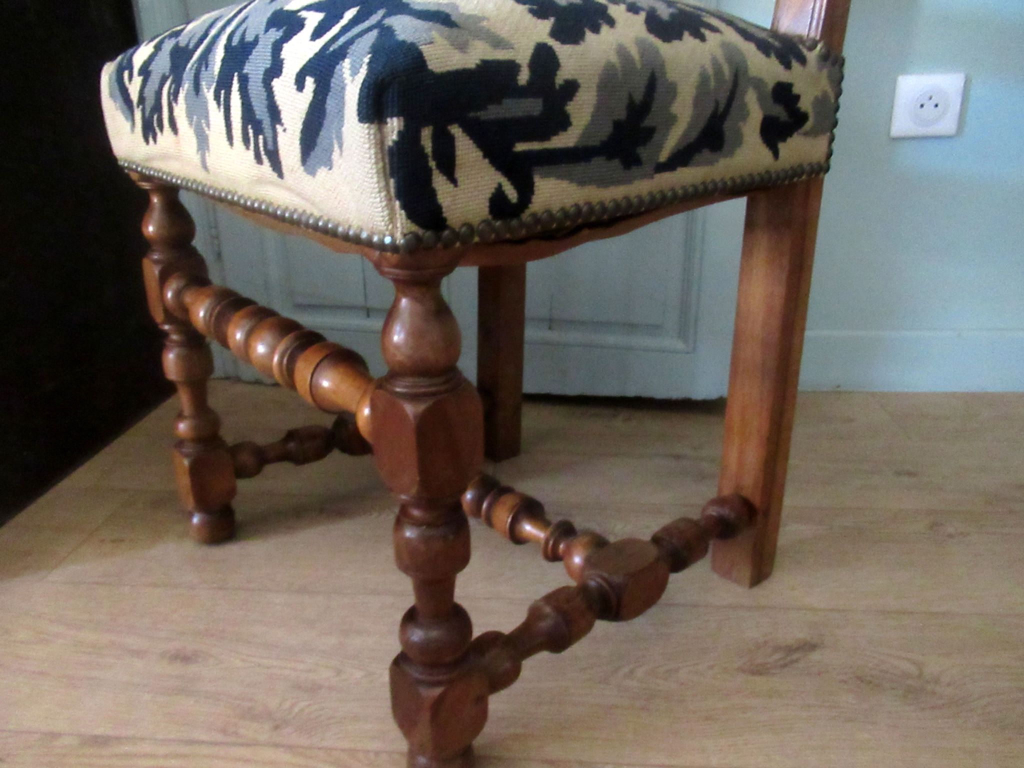 Series of 6 Louis XIII style chairs, in walnut