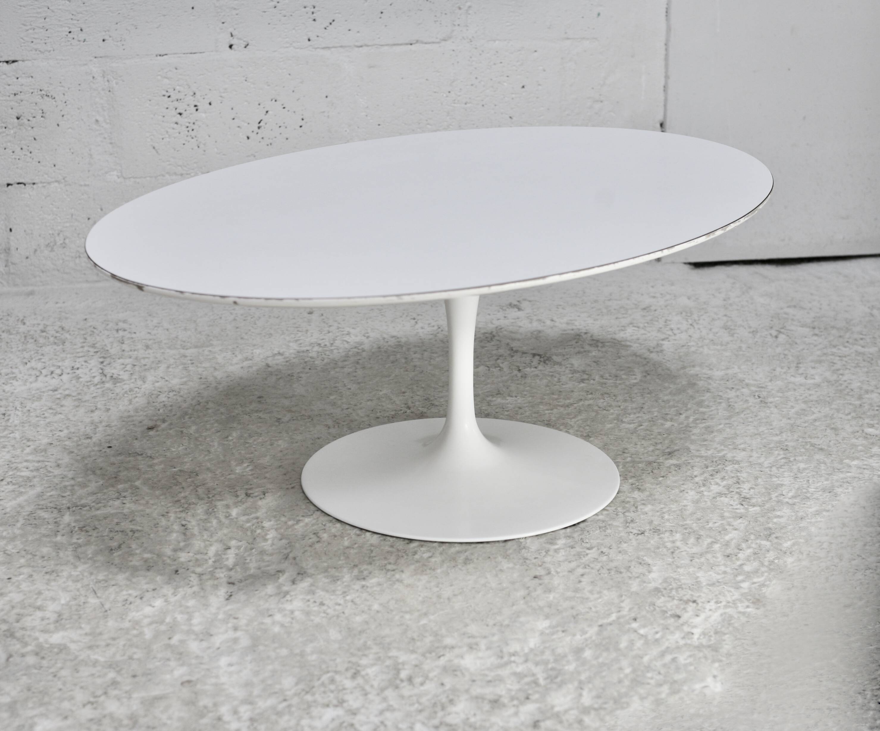 Knoll coffee table, Eero Saarinen, "tulip" model, white melamine wood. Signed, USA, circa 1960