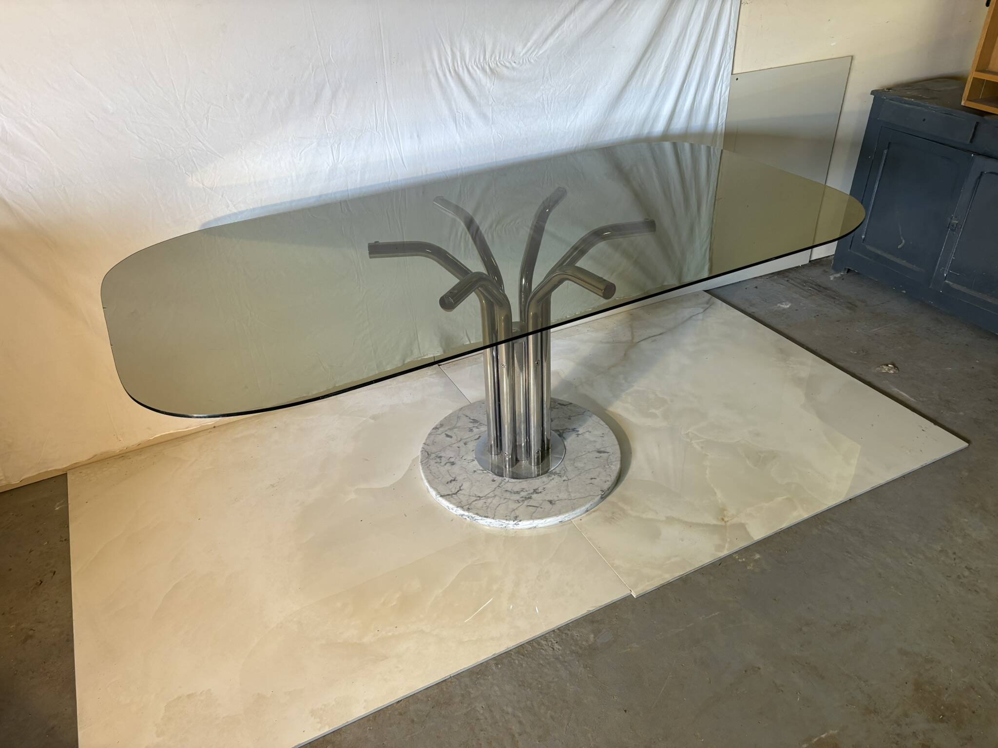 Table à manger vintage en verre fumé et piètement sculptural, années 70